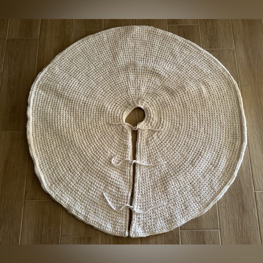 Aspen white Christmas tree skirt, tinged red, polyester